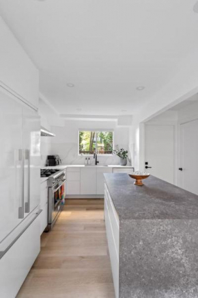 Modern Kitsilano 2 bedroom Home with a Hot Tub